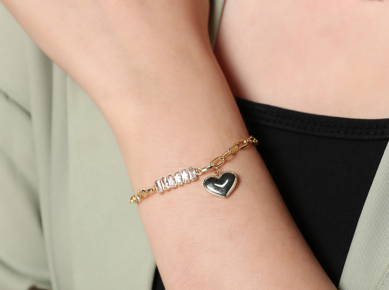 Lắc tay x&iacute;ch v&agrave; tr&aacute;i tim đ&iacute;nh đ&aacute; sang trọng